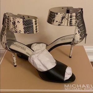 Michael Kors black and white heel 🤍🖤